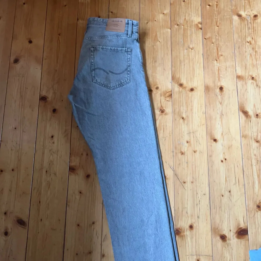 Det är ett par jack and jones intelligence jeans i lose / chris. köpte dom för ny pris 600k och säljer för billigt.  skriv ifall du har frågor elel funderingar. Jeans & Byxor.