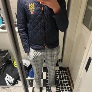 Morris jacka  - Tjena säljer nu min tvär feta Morris jacka. Storlek M. Nypris 2200 mitt pris 899 kan gå ner i pris vid snabb affär. Det är en liten defekt på ryggen men det ser man knappt när man har på dig den.  Tveka inte att höra av er vid funderingar och tankar 