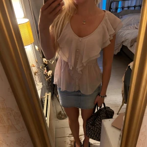 Blus  - Jättevacker volang blus💞 Bra skick och sitter superfint❣️💖 rosa/lila färg 