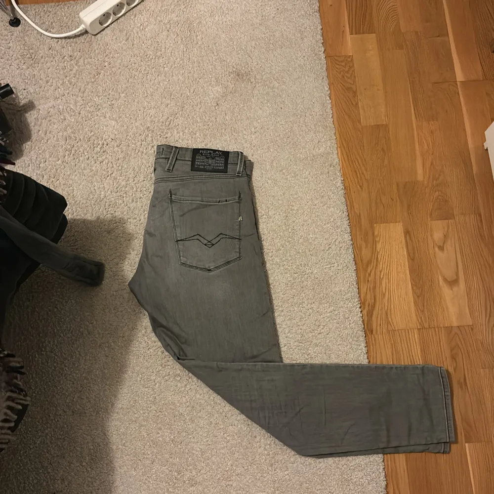 Säljer mina Replay anbass jeans för att jag inte använder dem. Använda väldigt fåtal gånger. Nypris ligger på 1299kr. Inga defekter på dem. Storlek 32/32 Perfekta nu till Hösten, hör av er vid minsta fråga😃. Farkut & Housut.