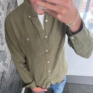 Morris Linneskjorta - Hej! Säljer nu min sjukt snygga Morris linneskjorta o nyskick. Den är näst inprincip oanvänd och har inga som helst defekter. Nypris: 2199kr