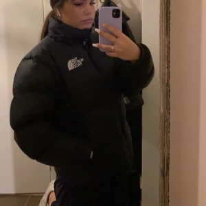 North Face Jacka - North face dam vinterjacka i storlek S, inte använts så mycket och är i bra skick.  Utgångspris: 3900 Jag säljer den för 2000😊