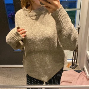 Mysig stickad tröja - Perfekt inför hösten, köpt förra året på lager 157 ✨ lite för stor för min smak 