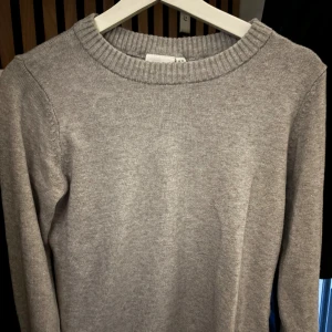 Vila stickad tröja  - Stickad tröja från Vila, säljer då den inte kommer till användning!💕den är lite nopprig men inget man tänker på💕