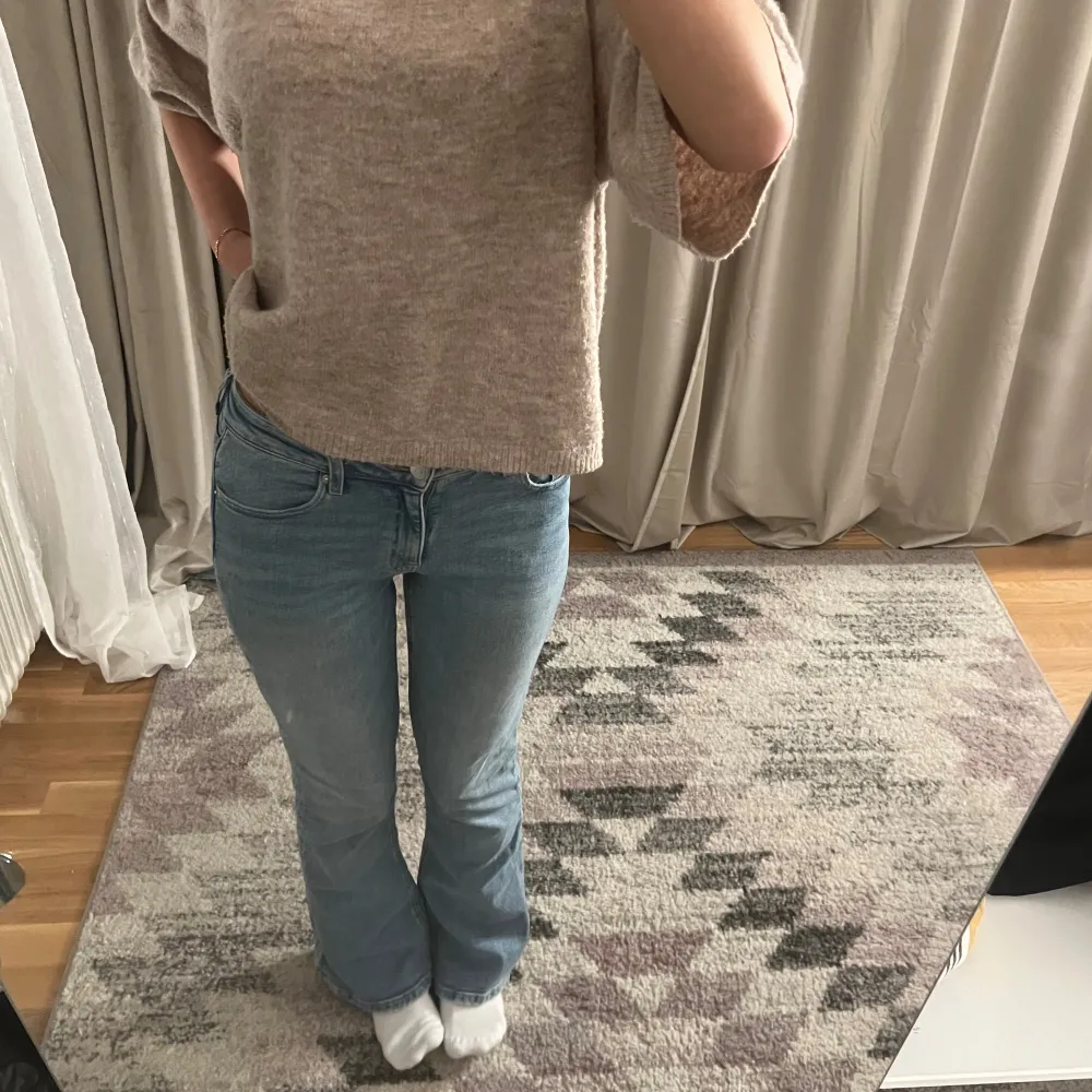 Säljer dessa jätte fina jeans ifrån Gina 💕 Jenasen har storlek 158 men passar mig som har storlek 34, går att tajta till vid midjan . Jeans & Byxor.