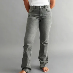 Helt oanvända grå flare jeans - Säljer dessa supersnygga helt oanvända mid waist flare jeans från Gina Tricot🤩 Prislapparna sitter kvar!  