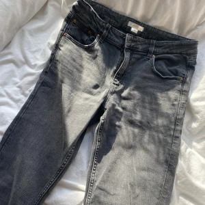 Bootcut Jeans - Nästan helt oanvända lågmidhade Bootcut jeans. Är i storlek 164 men passar med XS