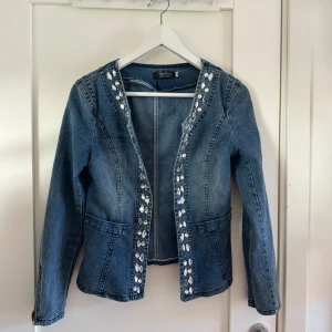 Vintage jeansjacka - Bra skick för att vara köpt för så länge sedan. Obs. På bild fem ser ni en vit fläck på baksidan av ena ärmen. Väldigt fin och säljer pga att den är för liten. Storlek M men är snarare en S eller xs. PRIS GÅR ATT DISKUTERA