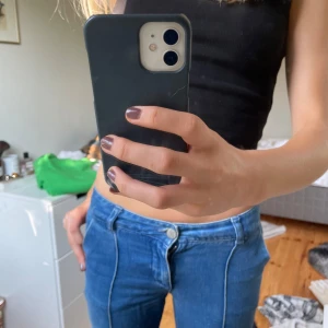 Jeans  - Jättesnygga utsvängda jeans som tyvärr blivit försmå. Är i jättebra skick❤️bara skriva om ni vill ha mer bilder❤️
