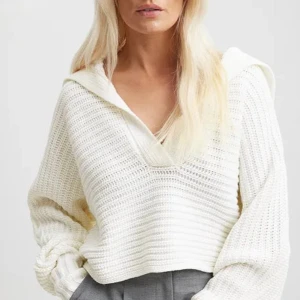 tröja NA-KD - vit tröja från N.A.K.D., perfekt för vintern. Aldrig använd, helt ny och jättefin.Håller dig varm under de kalla månaderna❄️🌨️🌟🤩