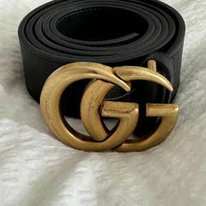 Gucci Bälte  - Säljer mitt svarta gucci bälte i st 110 x 44, däremot är det egna hål gjorde från tidigare ägare. Bältet är köpt på sellpy och har därmed genomgått en äkthetskontroll💕