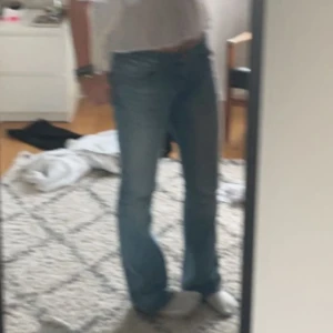 Ljus blå jeans - Säljer dessa jätte snygga ljus blåa lågmidjade Ltb jeansen i modellen roxy! Säljer då dom inte används längre! Köptes för 1000kr säljer för 750! Skriv för bilder eller frågot mm!💗kan gå ner i pris vid snabb affär !