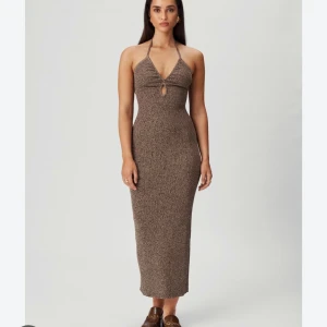 Adoore klänning  - Brun ribbad adoore klänning i strl 38. Aldrig använd!  