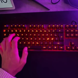 Logitech Keyboard  - Säljer Logitech gaming keyboard. Perfekt för både gaming och vardags användning. När tangentbordet sätts igång lyser det med röd färg. Kablar tillkommer och  Inga defekter finns. 10/10 skick. Hör av er vid frågor eller prisförslag.