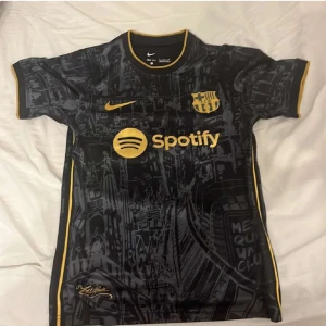 Barcelona tröja - Säljer denna Barca tröja eftersom ja tröttnat på den, pris ej hugget 🪨