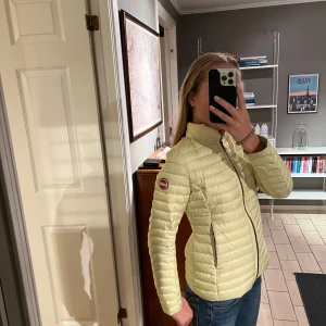 Colmar jacka -  Jättefin Kalmar jacka som är sparsamt använd. Säljer då den är lite för liten. Storlek 12 år Och jag på bilden är 165 cm. Lite grå på muddarna men inget man tänker på då det är så lite. Så klart är den äkta. Nypris 3500 kr. 