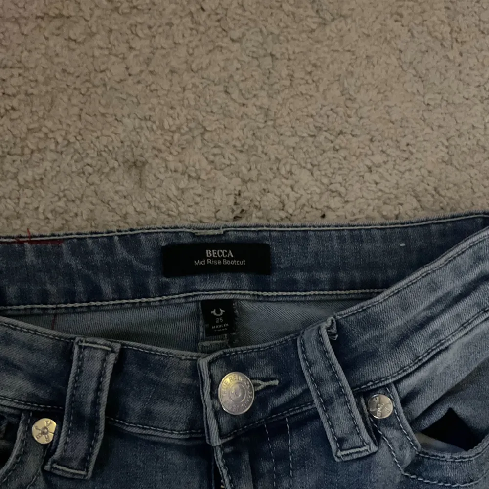 Ett par skit snygga jeans från True religon, dom är i storlek 25 och sitter som s,34. Dom är mid  Waist. Köpt för 2 veckor sen och är använda en gång så är i mycket bra skick.	köpt för 1499kr och säljer för 1199kr då dom är nästan helt nya. . Jeans & Byxor.