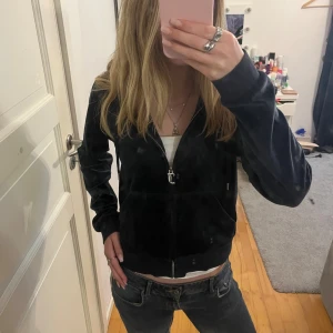 Juicy couture kofta - Säljer en snygg och bekväm mörkblå kofta från Juicy Couture. Den har en dragkedja framtill och passar bra till både jeans och leggings. Perfekt nu till hösten och vintern. Koftan är i bra skick och använd några gånger. Nypris 1199kr