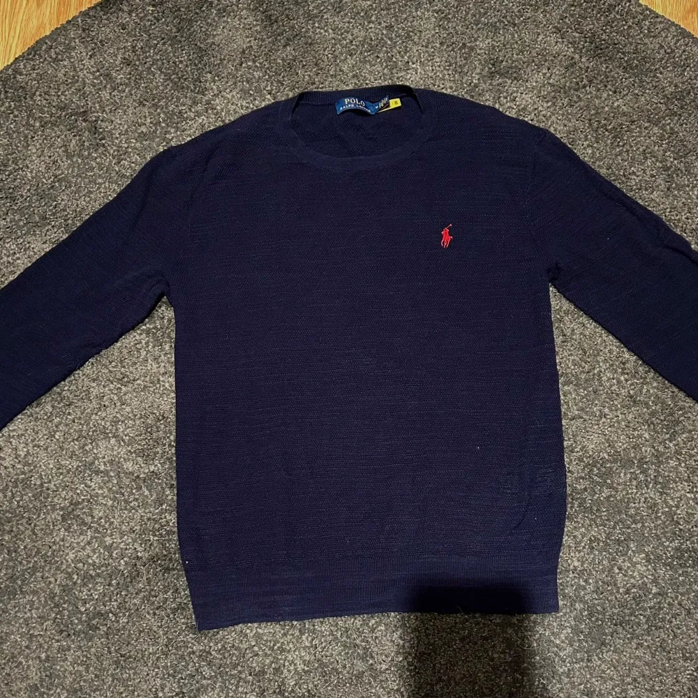 Säljer en riktigt fet Ralph Lauren tröja i navy blue | Skick: 9/10 | Storlek: M | Nypris: 2199kr | Skriv vid fler frågor eller bilder!. Tröjor & Koftor.