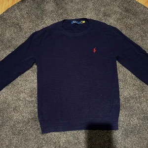 Raplh Lauren Tröja - Säljer en riktigt fet Ralph Lauren tröja i navy blue | Skick: 9/10 | Storlek: M | Nypris: 2199kr | Skriv vid fler frågor eller bilder!
