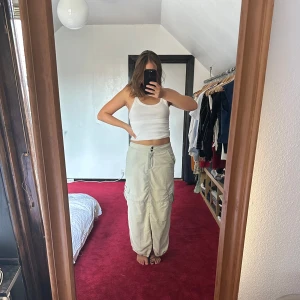 O’neill långkjol - Häftig långkjol från O’neill, men lite seglar-känsla. Har elastiskt snörlås nedtill så man kan dra in kjolen.