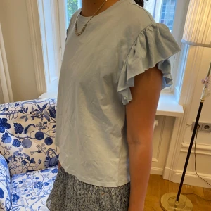 Volang topp - Såå fin blå topp med volangärmar som är helt oanvänd och därmed är prislappen kvar!😍