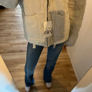 Zara Jacka❤️ - Helt ny! Lappen är till och med kvar, säljer på grund av att den är lite för stor på mig och det gick inte att skicka tillbaka den💘 som referens är jag 156!