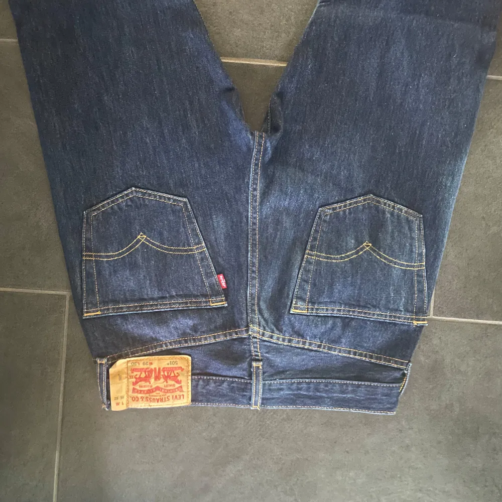 Riktigt feta Levis 501 jeans. 10/10 skick inga defekter, använda nån gång då dem var för små.🙏 Priset är inte spikat.                                                   Hör av er vid funderingar!. Jeans & Byxor.