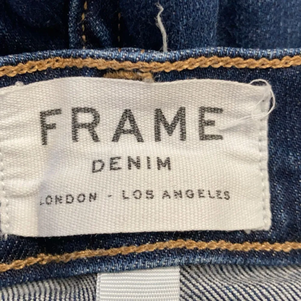 Frame  Storlek 26/30 Kunder står självklart själva för frakten och knappt använda jeans därför säljs dom . Jeans & Byxor.