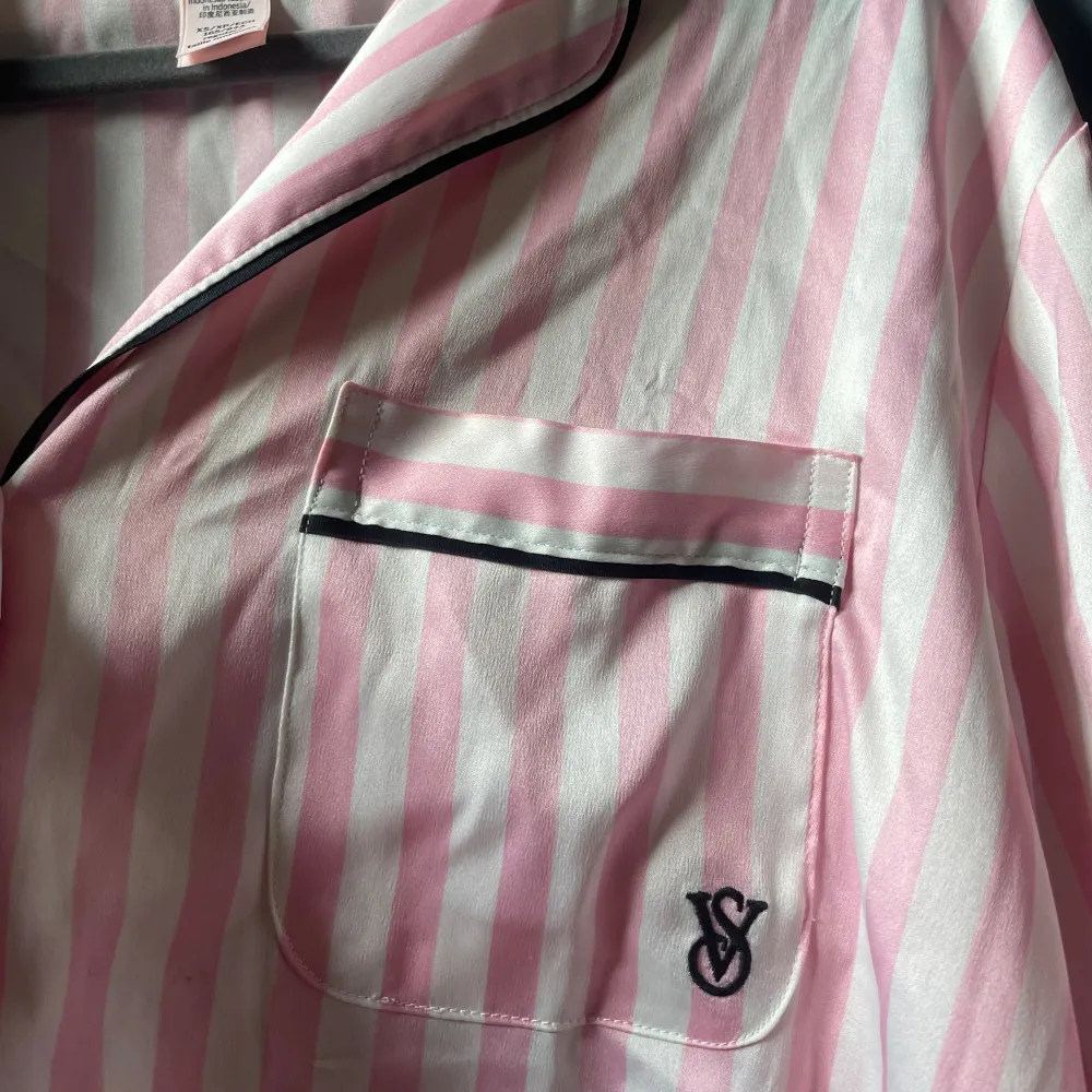 Pyjamasen ifrån Victoria’s Secret mycket bra kvalitet passar xs-m. Muu.