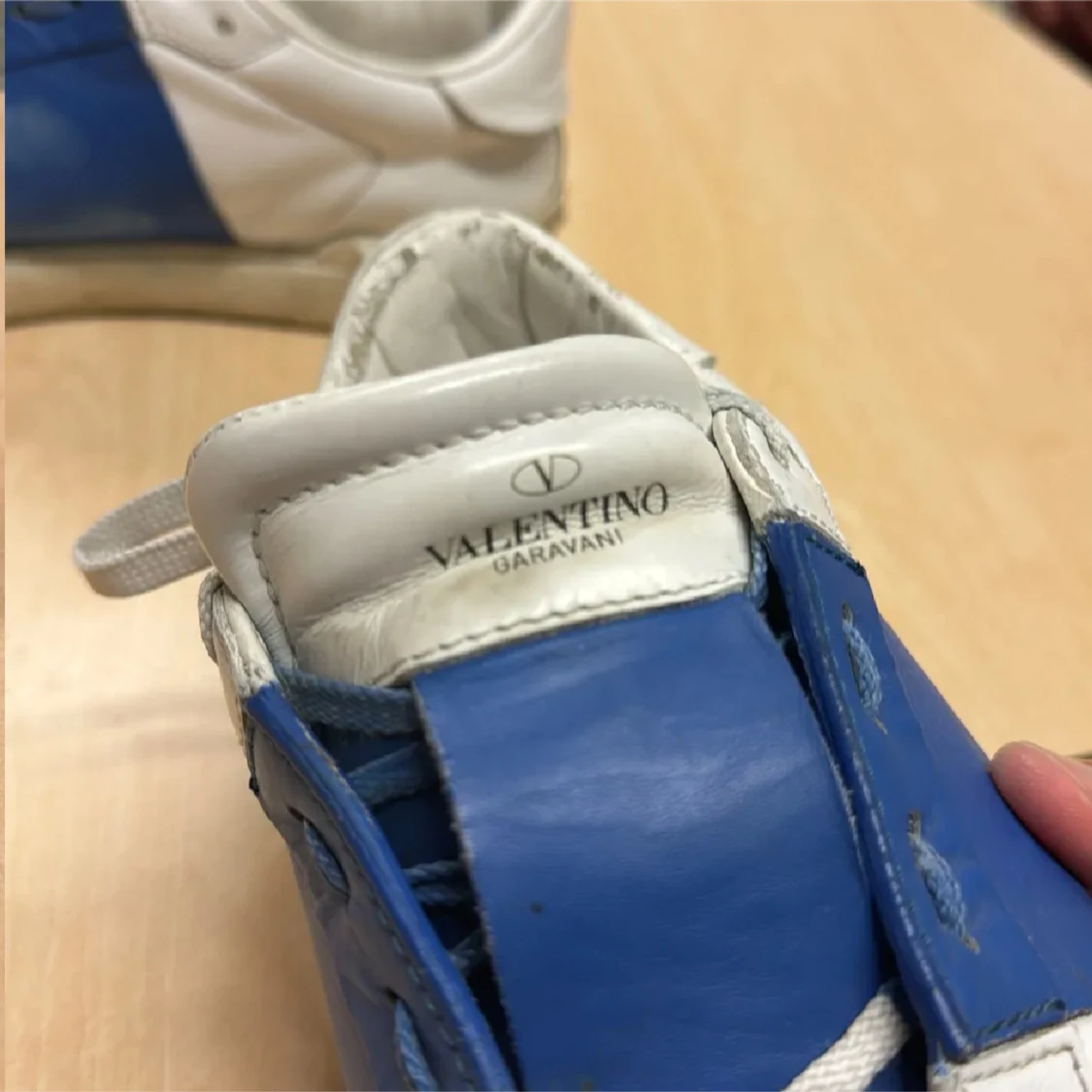 Valentino Garavani sneakers i vitt och blått - 92