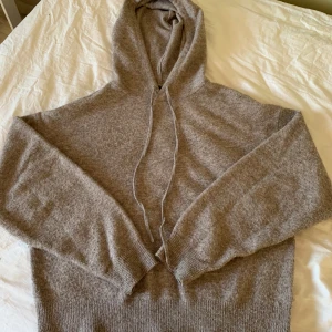 Stickad tröja  -  En stickad tröja med luva. Använd endast ett fåtal gånger så bra skick. Den är nopprig men det är inget man tänker på så där jättemycket  då färgen är lite ”fläckig” så det smälter som in💕