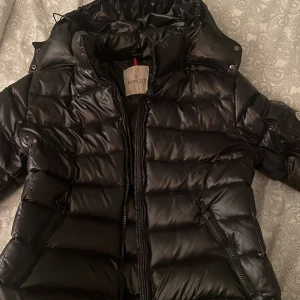 Moncler jacka bady💕 - Intressekoll på min moncler jacka💕jag har endast haft den 1 vinter (förra året).De är modell bady, ganska lik maya modellen men bady är mer figursydd.jackan har inga skador/hål osv , den är som ny. Den är i storlek 2 (dam) som innebär S💕 