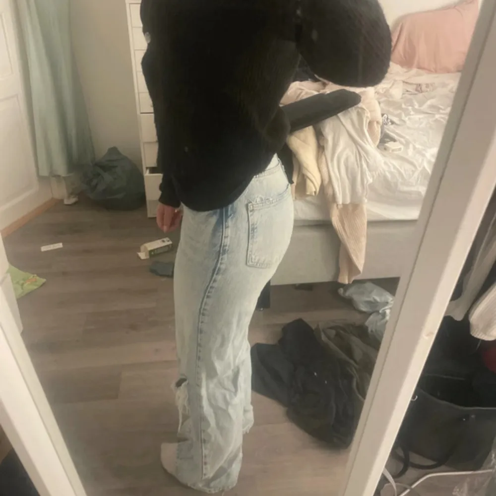 De är jätte bekväma och använt ett par fåtal gånger, nypris var 700 kr cirka men säljer så mke billigare. Jeans & Byxor.