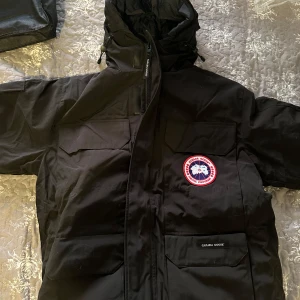 Helt ny canada goose jacka - Helt ny jacka för killar, köpt förra vintern men kom inte till användning . Kom privat för mer information (inte äkta)