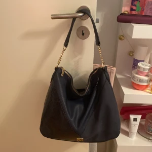 Victoria secret väska🌚🌈 - Jätte fin, bra skick mörkblå och guldig på dragkedjan. Helt ny från Victoria secret🦋🌚Ny pris 800 säljer för 350kr
