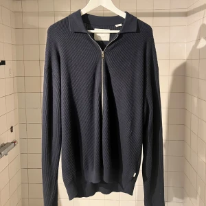 Full zip från Jack N Jones  - full zip från Jack N Jones då jag måste rensa min garderob. den sitter bra på mig och jag är 182cm och väger 75kg men lite stor om armarna Jag har använt den ca 2-3 gånger sen har den bara legat i min garderoben  