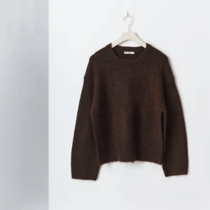 Stickad tröja - Brun stickad, köpte i s och m men säljer s🫶🏼  Slutsåld  Har lappen kvar och endast testad 