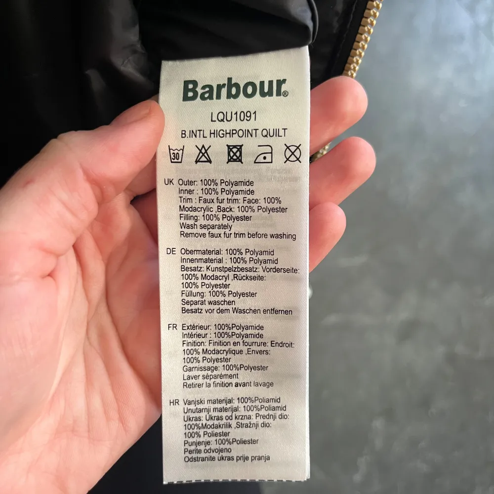 Jätte fin lång dunjacka från barbour! Bältet är avtagbart och även pälsen. Den är inte använd mer än 5 gånger. Den köptes in för ungefär 3 år sedan så hittar inte modellen längre. Nypris 3500. Fick inte plats med alla bilder, skriv så skickar jag ❤️ . Jackor.