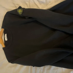 Stone Island Crewneck - En riktigt najs Stone Island crewneck som desvere är för stor för mig. Den är i väldigt bra skick 
