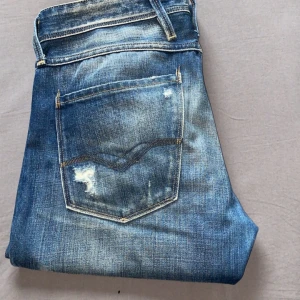 REPLAY Jeans - Ett par riktigt feta Replay jeans, med lite slitningar. Storlek 32 🔥🔥