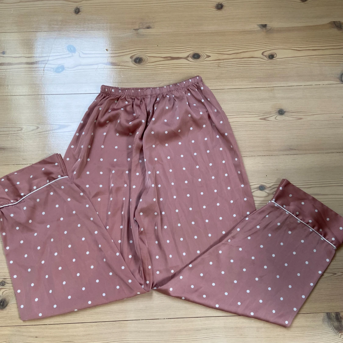 Vit och rosa Prickig pyjamas 💗 - 90