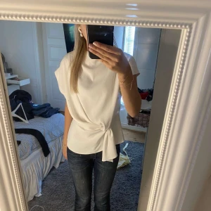 Blus - Säljer min knapt använda blus från zara. Bra skick. Pris kan diskuteras vid snabb affär💕