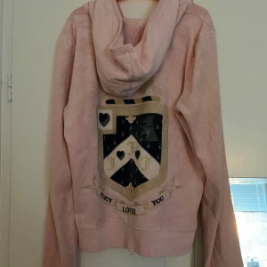 vintage juicy tröja 🙏 - Super snygg vintage huvtröja från juicy couture. Går ej att köpa ny längre, den har en liten fläck på framsidan men som jag nog tror går att få bort om man ger de lite extra tid. 😜🙏 Strl L men rätt liten i storleken.  