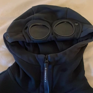 Cp company  - Säljer en cp company zip hoodie i storlek xs, köpte för ca 2500kr och säljer för 1300, zip hoodien är i jätte bra skick, priset kan även diskuteras 💕