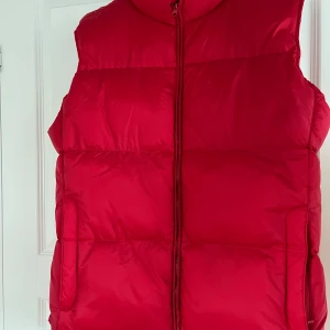 Väst  - Väst i toppskick från true north. Passar både män och kvinnor, storlek XL