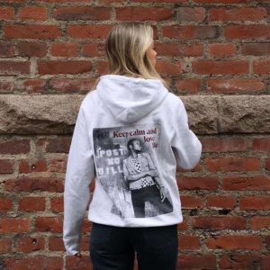 Grå hoodie med tryck & citat - VI ÄR ETT UF FÖRETAG.                               ⭐️100 % BOMULL!. 🧍🏼‍♀️🧍🏼- UNISEX. Storlekarna XS - XL (stor i storleken, rekommenderar att gå ner i storlek för optimal passform). Modellerna bär storlek XS och M. Finns inget limiterat antal.