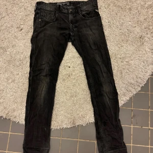 Replay Anbass - Snygga svarta replay jeans i storlek 30-32.  Otroligt snygga och passar perfekt till vintern, sitter perfekt på mig som är 180, priset är ej hugget i sten. Tveka inte på att höra av dig vid frågor!