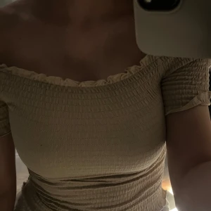 Beige topp - En beige söt sommar top. Tajtare tröja med crunch material. 