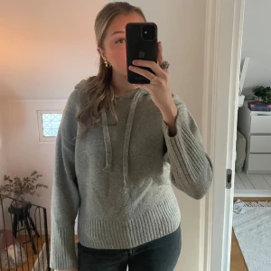 Grå stickad hoodie - Mysig grå stickad hoodie från Zara💕🙌🏻 knappt använd!!
